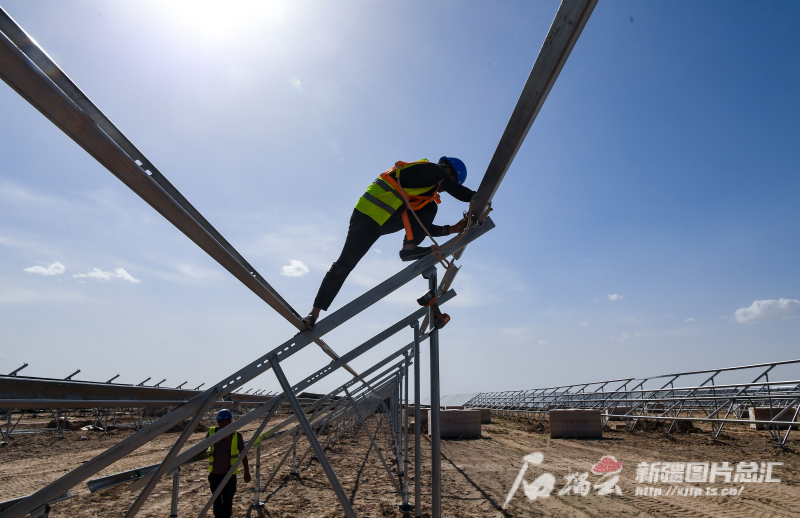 航拍新疆丨兵團單體容量最大的光伏基地加緊施工